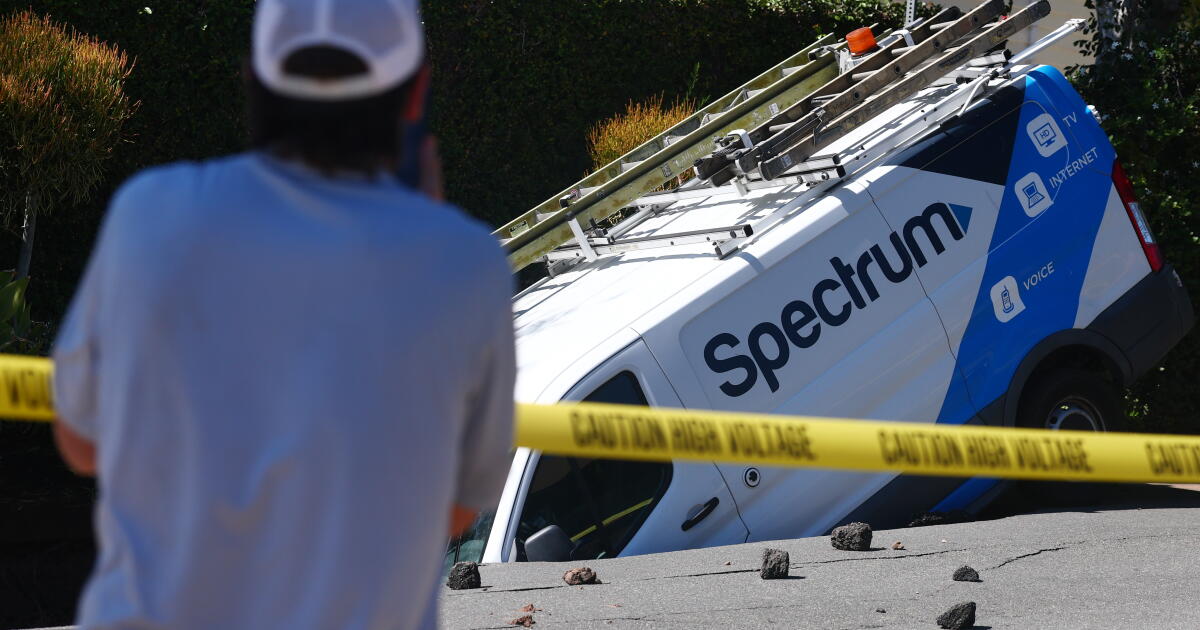 Broken Water Main Spawns Sinkhole In Los Feliz, Traps Spectrum Van - Beritaja Broken Water Main Spawns Sinkhole In Los Feliz, Traps Spectrum Van - Beritaja