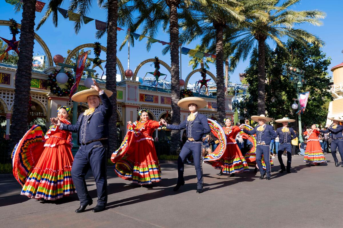 ¡Viva Navidad de Disney! Street Parade es una celebración bulliciosa de música y baile latinos.