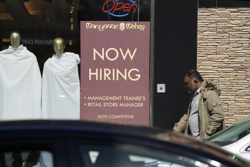 Un anuncio de oferta de empleo es exhibido en una tienda minorista en Chicago, el lunes 11 de marzo de 2024. (AP Foto/Nam Y. Huh)