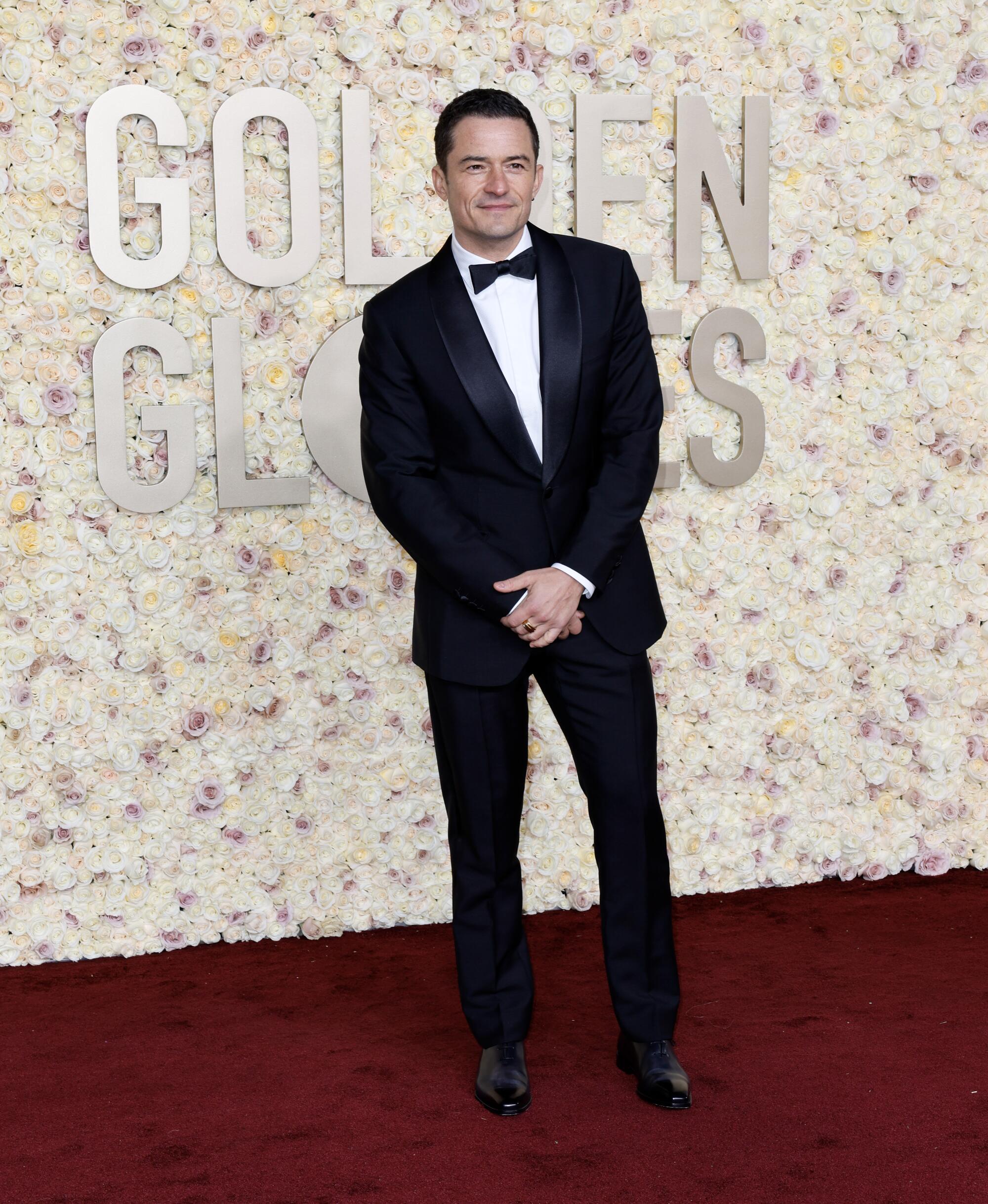 Orlando Bloom en la alfombra roja de la edición 81 de los Globos de Oro