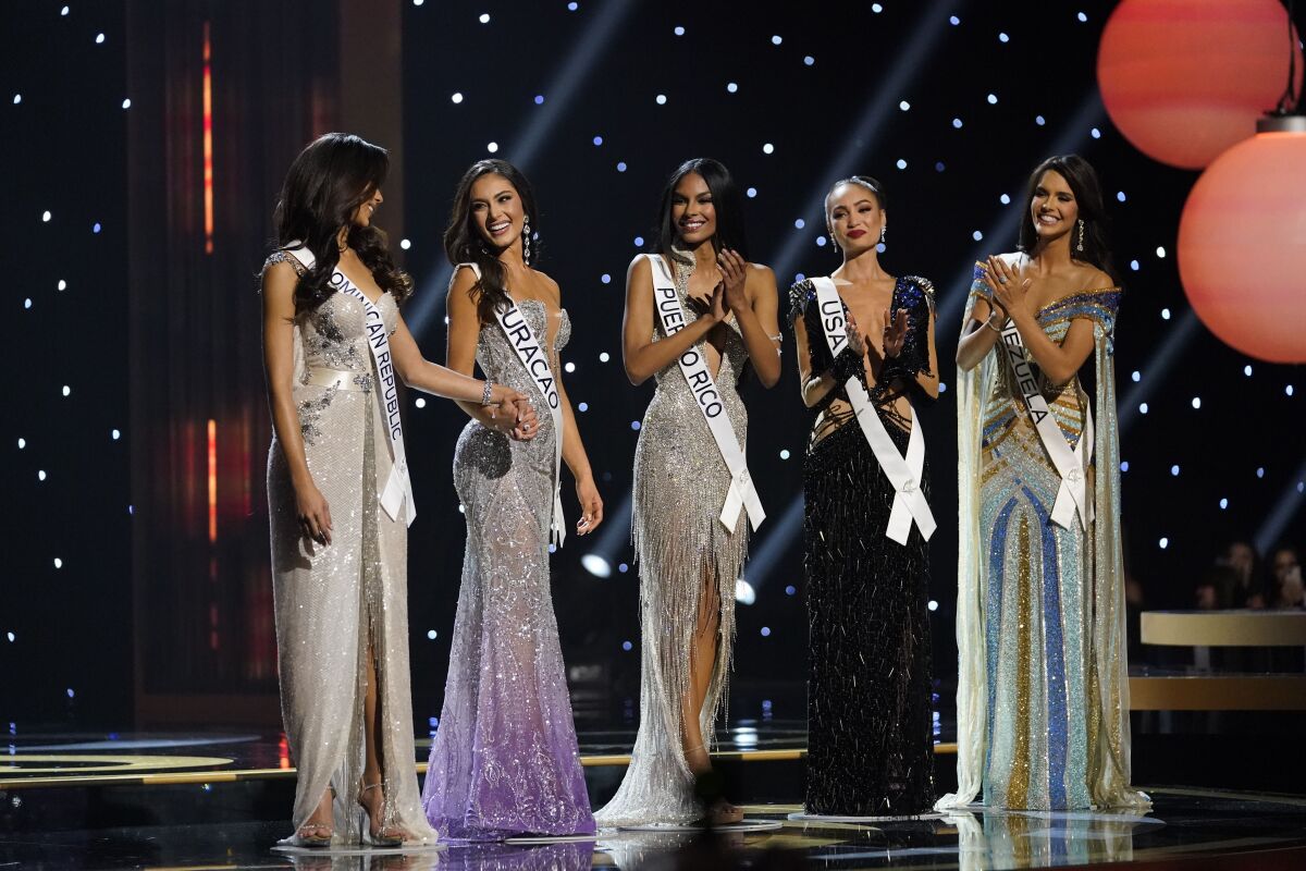De izquierda a derecha, Miss República Dominicana Andreina Martínez