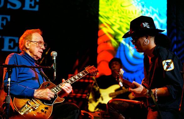 98-05-01 -- Les Paul , left, and Slash team up at the House of Blues show. PHOTOGRAPHER: GARY FRIEDMAN / Los Angeles Times CA.LesPaul.2.0429.GF. Guitar guru Les Paul (left) in concert Wednesday, 4/29/98 at House of Blues in West Hollywood--pictured with Slash (right), one of the guest artists performing with Paul --LAT/GARY FRIEDMANPhoto/Art by:Gary Friedman