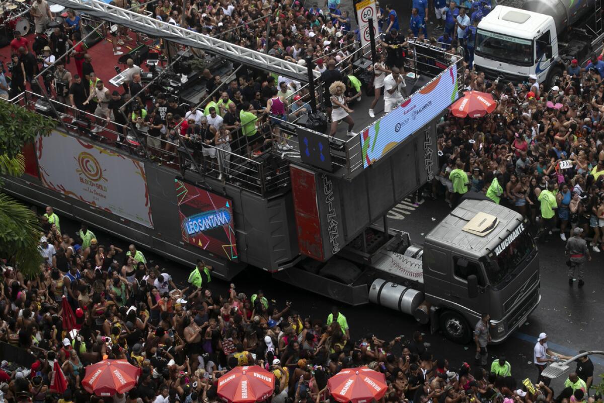 El cantante brasileño Leo Santana actúa sobre un camión de sonido