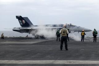 Un avión de combate F-18E se prepara para despegar del portaaviones USS Theodore Roosevelt, el 11 de abril de 2024, durante tres días de maniobras conjuntas entre Estados Unidos, Japón y Corea del Sur en el Mar de China Oriental. (AP Foto/Mari Yamaguchi)