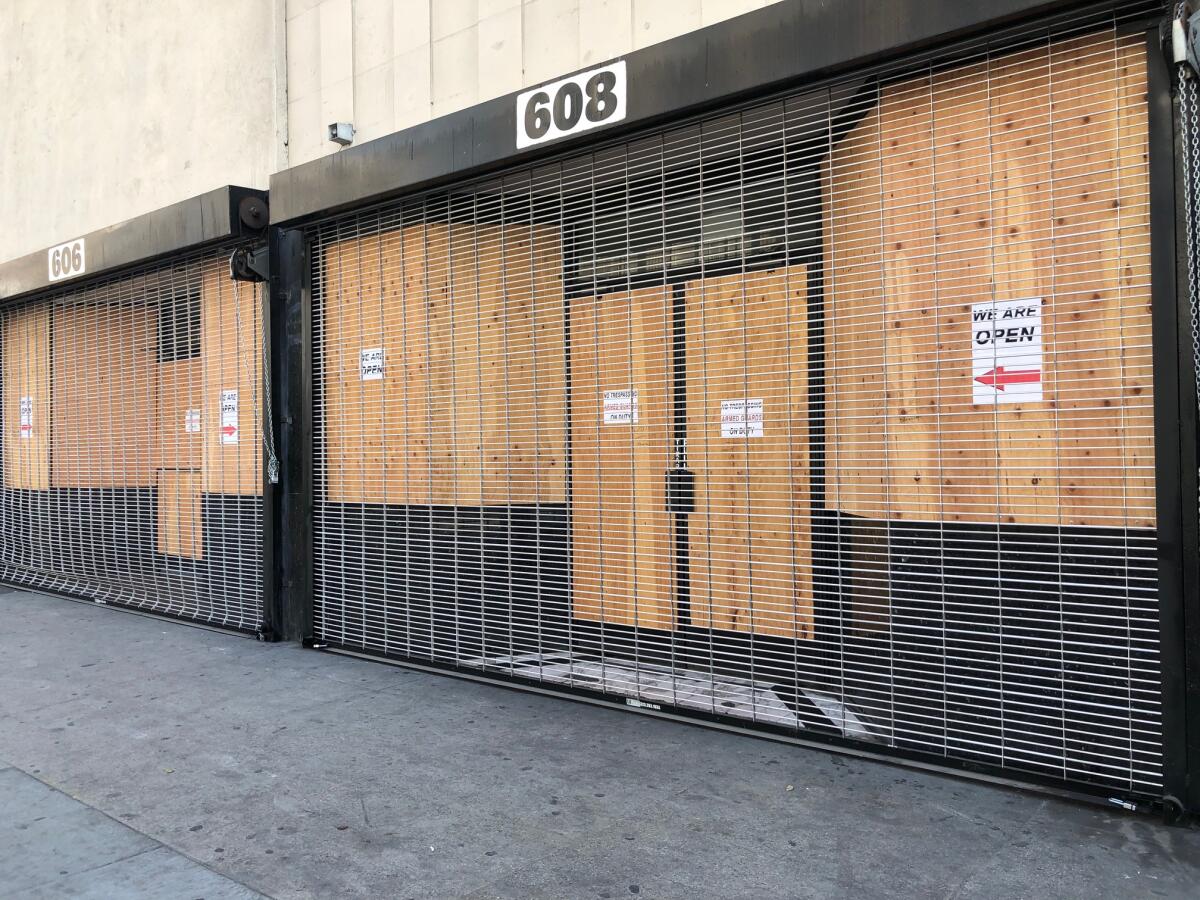 Los establecimientos en la calle Broadway están bajo llave en el centro de L.A.
