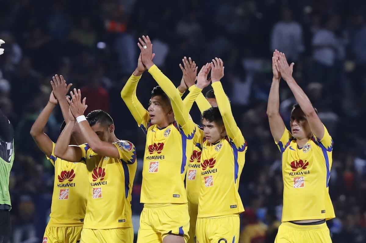 Los jugadores de América festejan su triunfo ante Pumas hoy, miércoles 2 de mayo de 2018, tras el juego de ida de los cuartos de final del torneo mexicano de fútbol, celebrado en el estadio Olímpico Universitario, en Ciudad de México (México).