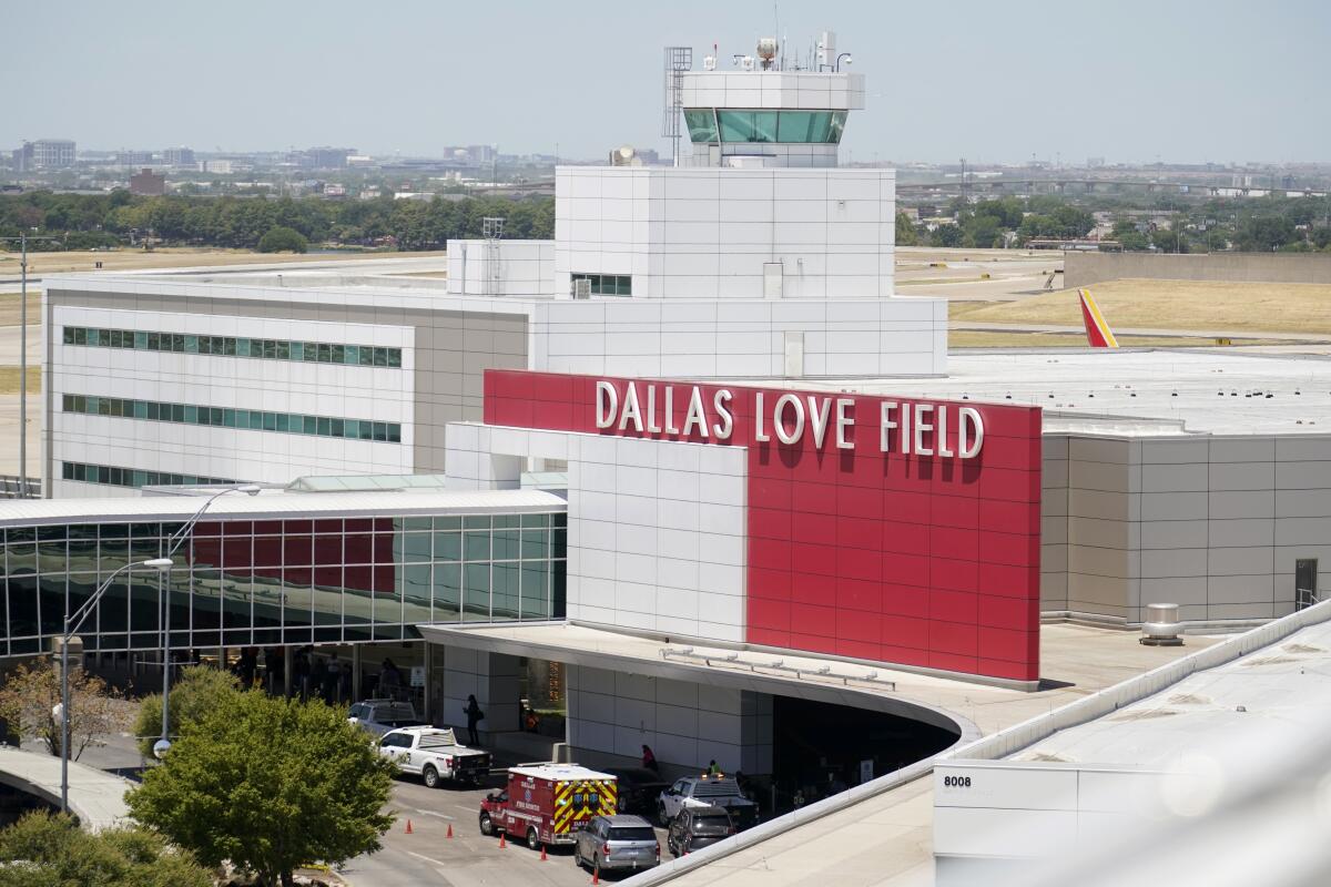 Socorristas en la entrada del aeropuerto Dallas Love Field en Dallas, el lunes 25 de julio de 2022. (AP Foto/Tony Gutierrez)