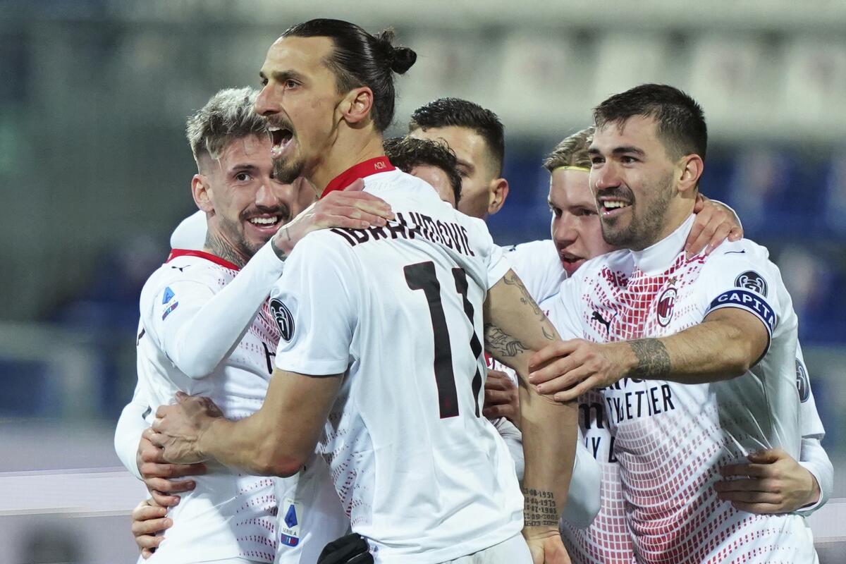 Zlatan Ibrahimovic (centro) celebra tras anotar el segundo gol del Milan