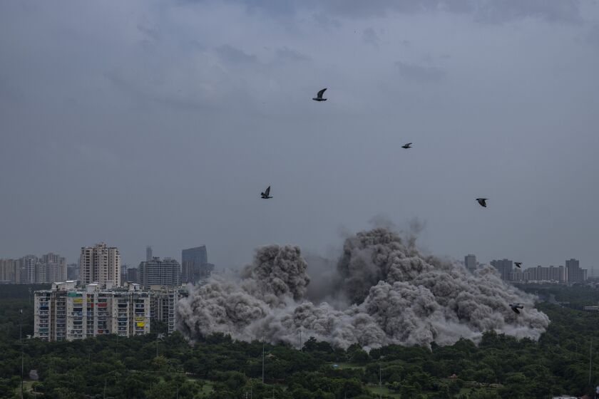 Polvo y escombros tras la demolición de dos torres de apartamentos en Noida, en las afueras de Nueva Delhi, India, el domingo 28 de agosto de 2022. El tribunal superior del país las declaró ilegales por violar las normas de construcción. (Foto AP/Altaf Qadri)