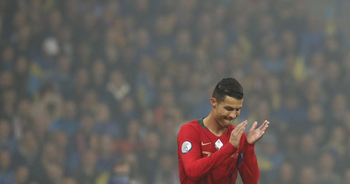 Cristiano chega aos 700 golos, mas Portugal cai para a Ucrânia