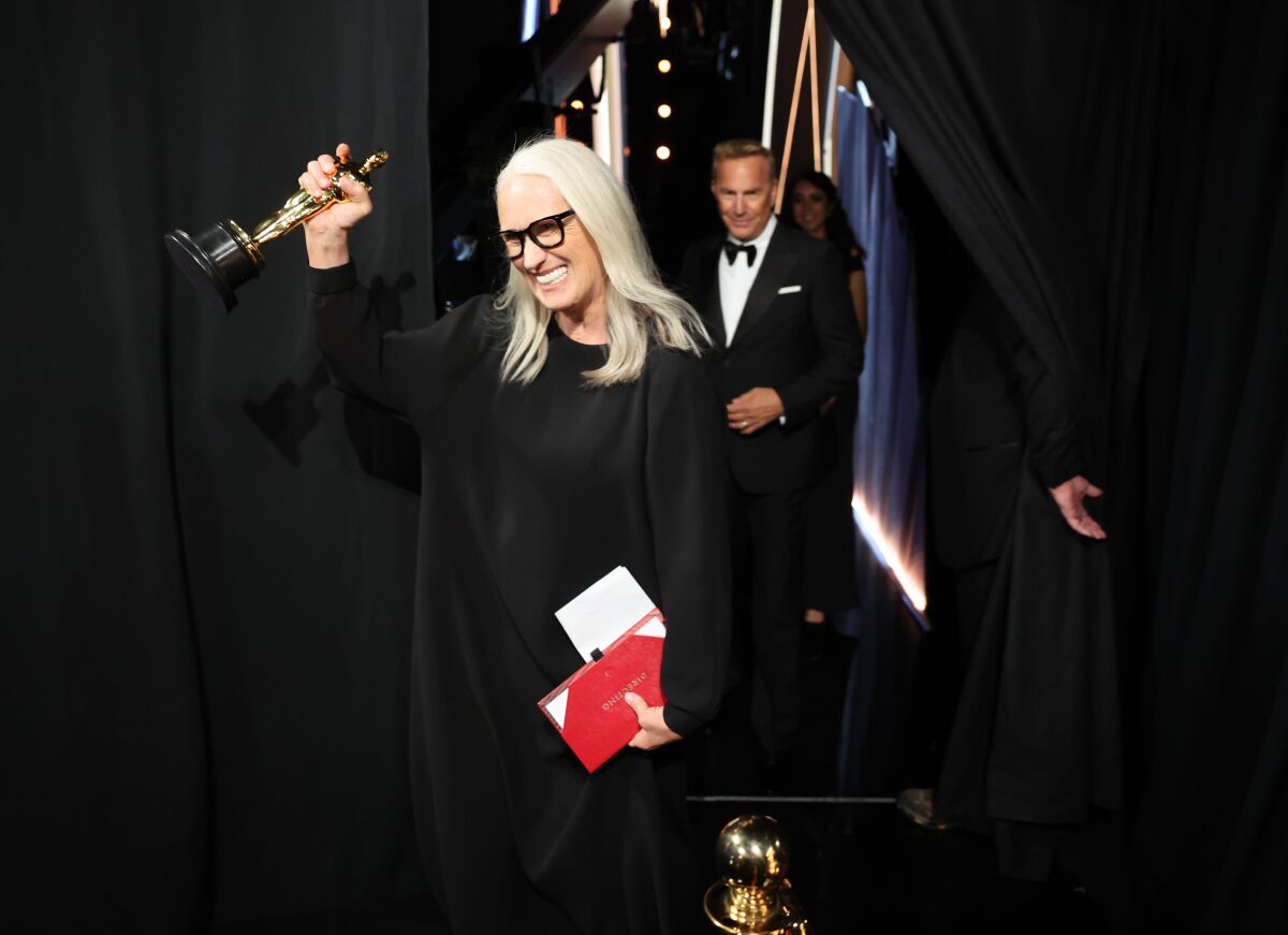  Jane Campion holds up her statuette after winning the directing award at the 2022 Oscars.