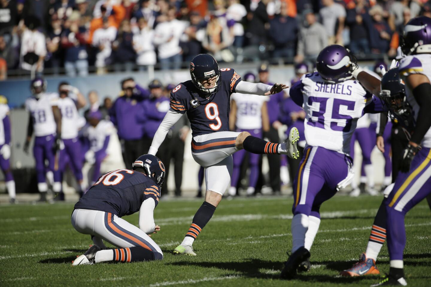 Robbie Gould kick an extra point during the first half against the Vikings.
