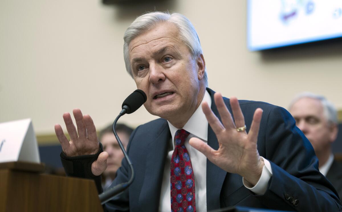 El ex presidente ejecutivo de Wells Fargo, John Stumpf, testifica en Capitol Hill el 29 de septiembre de 2016 sobre la apertura de cuentas de clientes no autorizadas del banco. Esta institución todavía está tratando de recuperar su reputación.