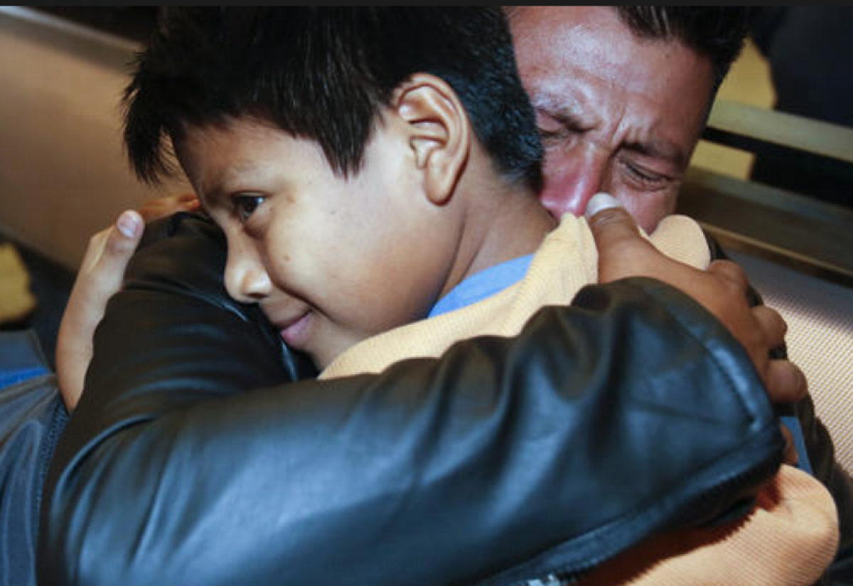 David Xol, de Guatemala, abraza a su hijo Byron en el Aeropuerto Internacional de Los Ángeles mientras se reúnen después de haber sido separados hace un año y medio durante la separación a gran escala de las familias inmigrantes por parte de la administración Trump, el miércoles 22 de enero de 2020, en Los Ángeles. (Foto AP/Ringo H.W. Chiu)