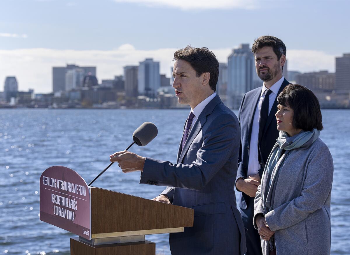 El primer ministro canadiense Justin Trudeau anuncia apoyos para las víctimas de la tormenta tropical Fiona en Dartmouth