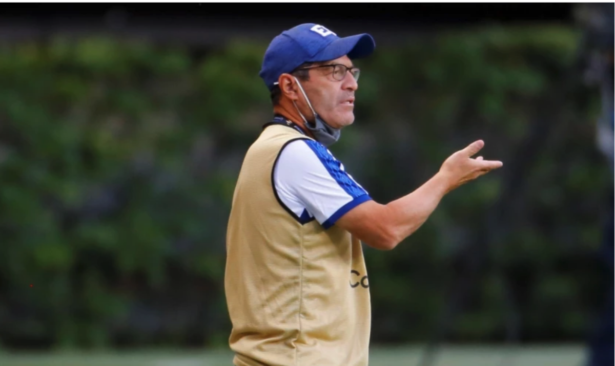 Hugo Pérez, técnico de El Salvador, dirige un entrenamiento de su equipo.