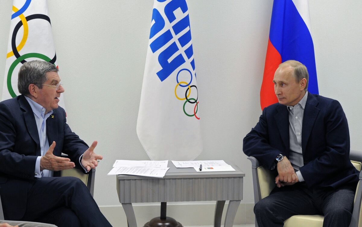 Foto del 14 de febrero del 2014, el presidente de Rusia Vladimir Putin con el presidente del Comité Olímpico