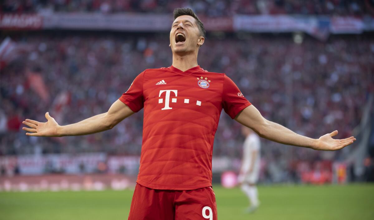 Robert Lewandowski del Bayern Múnich tras anotar el segundo gol en la victoria 2-1 ante Union Berlín en la Bundesliga, el sábado 26 de octubre de 2019. (Sven Hoppe/dpa via AP) ** Usable by HOY, ELSENT and SD Only **