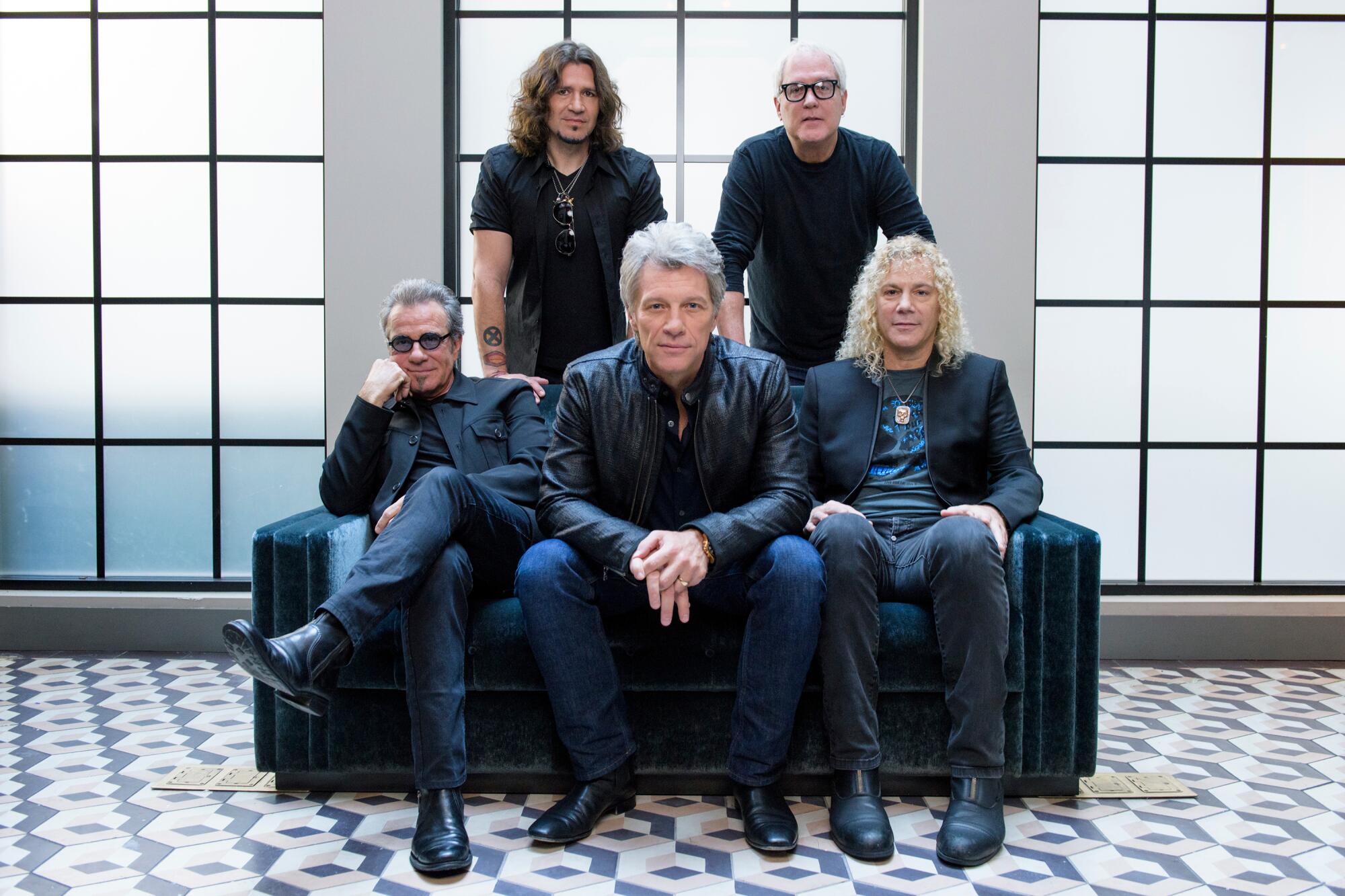 Los integrantes de Bon Jovi fila frontal de izquierda a derecha, Tico Torres
