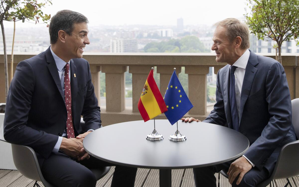 El presidente español Pedro Sánchez, izquierda, habla con el presidente del Consejo Europeo, Donald Tusk, al margen de una cumbre de la UE en Bruselas, domingo 30 de junio de 2019. (AP Foto/Virginia Mayo, Pool)