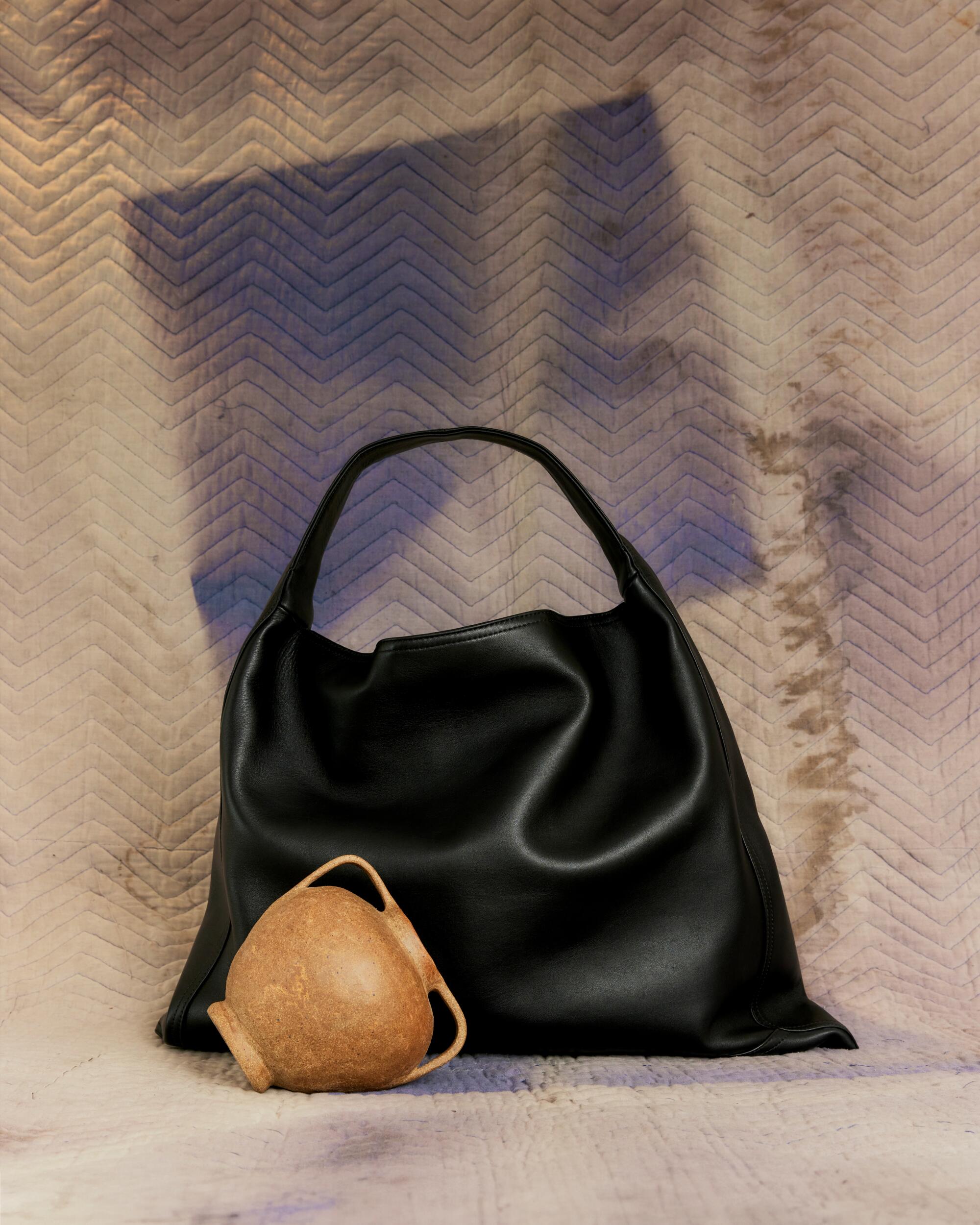 Bolso Hop de Bottega Veneta en color negro.