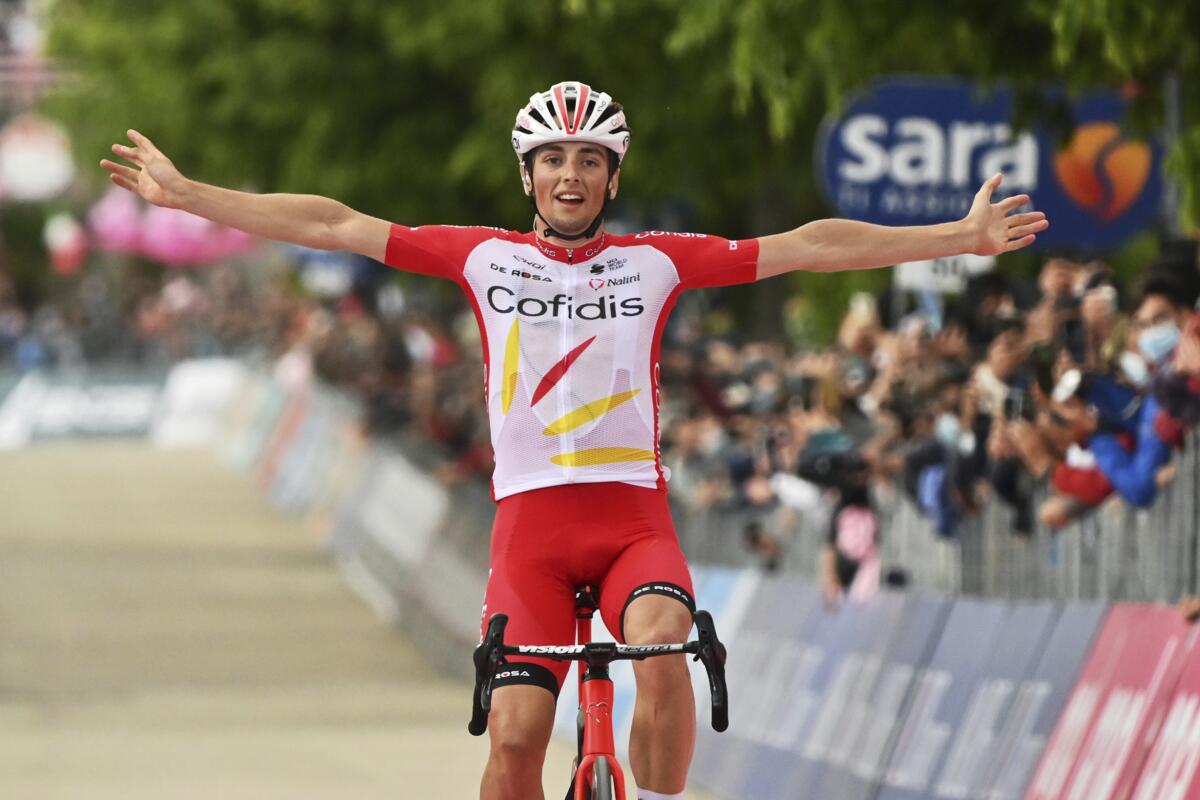 El francés Viktor Lafay festeja su triunfo en la octava etapa del Giro de Italia, de Foggia a Sanframondi.