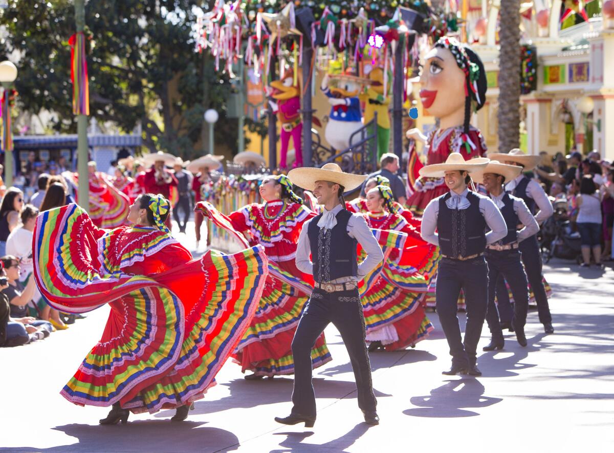 En Disneyland la temporada navideña tiene un tono multicultural y un fuerte acento latino.