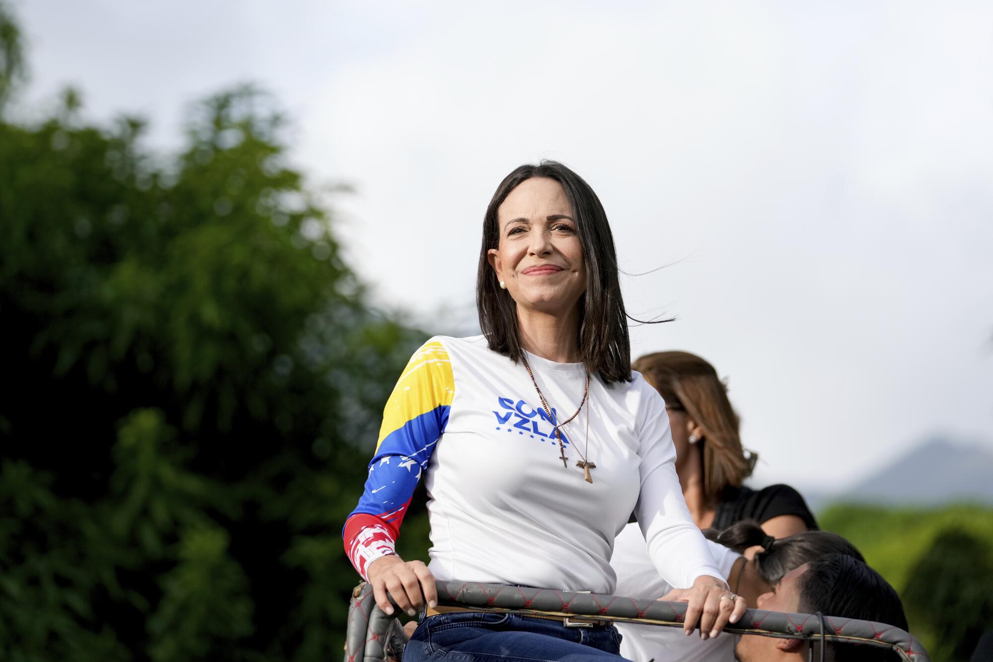 La líder opositora María Corina Machado subida en un camión durante el acto de cierre de campaña de la candidatura