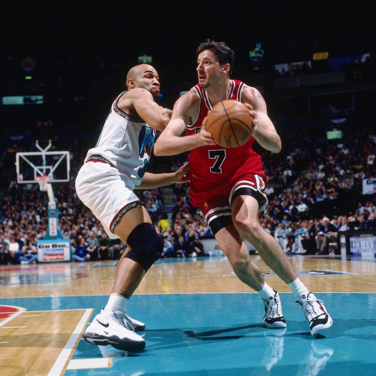 Bulls forward Toni Kukoc drives against a Vancouver Grizzlies defender during a game in 1997.