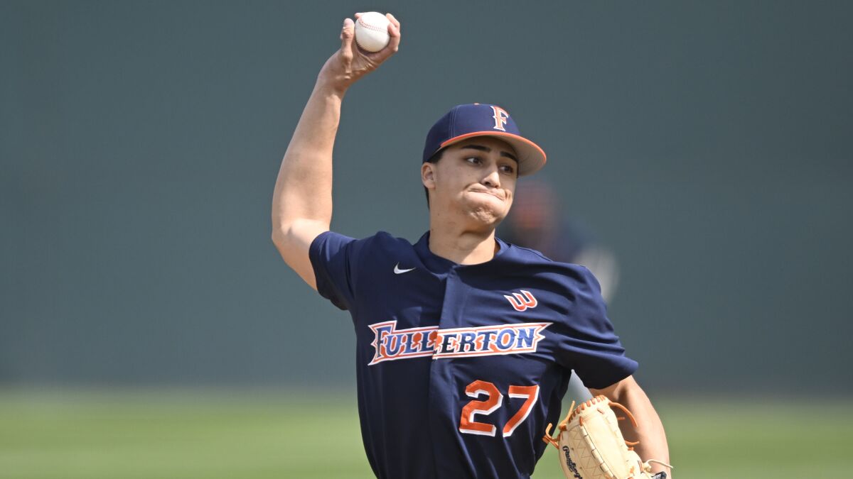 Jack Blood de Cal State Fullerton joue lors d'un match contre l'UC Irvine.