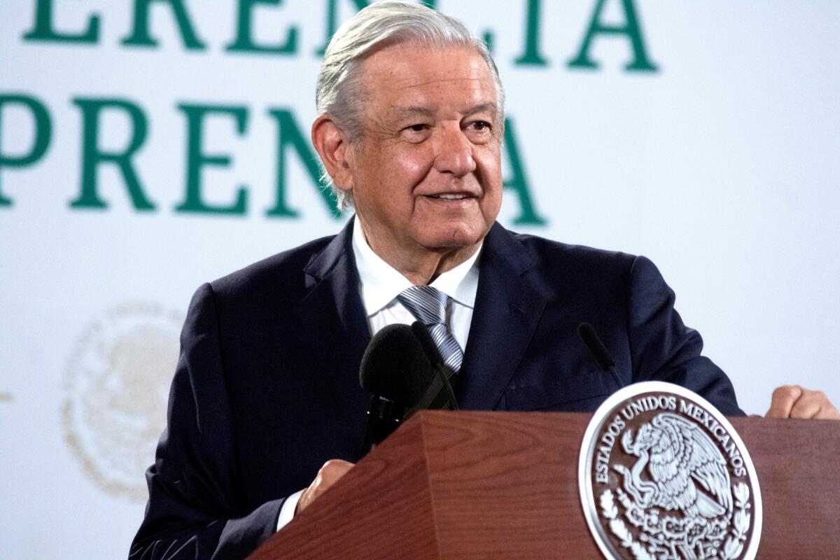 Científicos gastaron millones injustificadamente, según López Obrador
