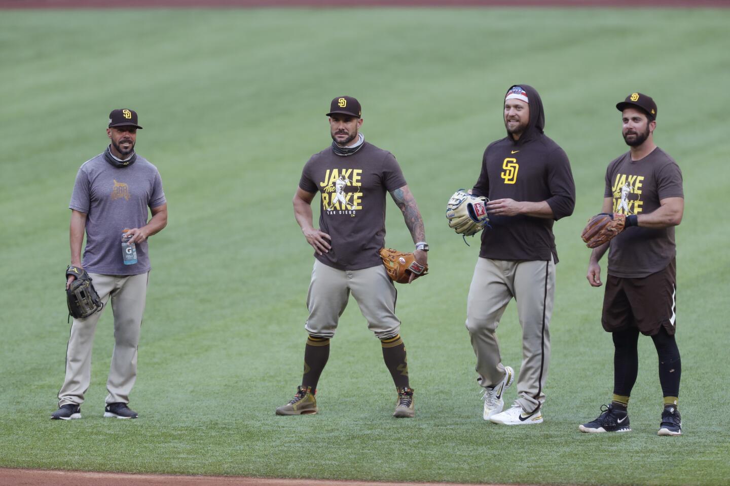 627098-Padres-playoff-practice_