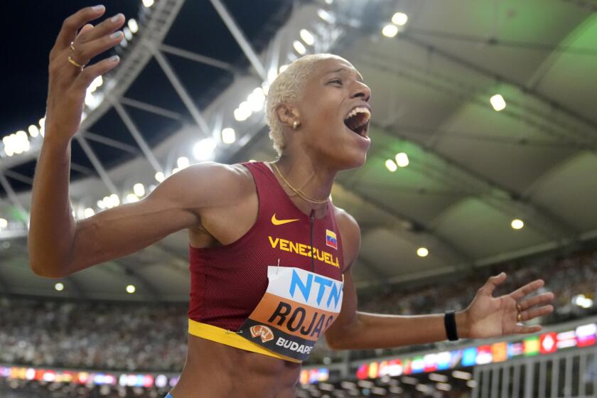 La venezolana Yulimar Rojas celebra su victoria en el salto triple del Mundial de atletismo, el viernes 25 de agosto de 2023, en Budapest. (AP Foto/Matthias Schrader)