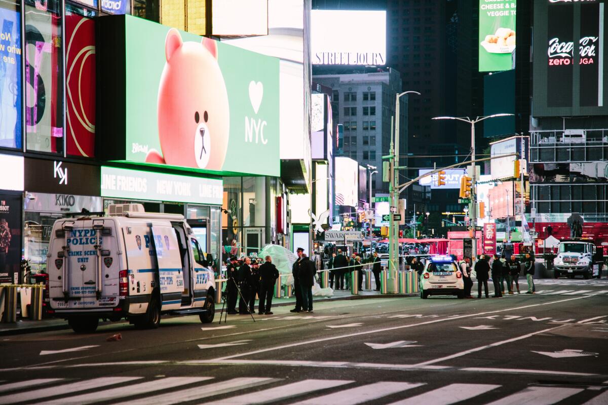 Tres personas son atacadas con disparos en Times Square y la policía busca al autor
