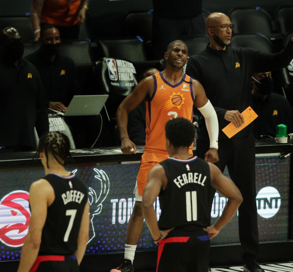 Suns Get 6th Straight Victory, Beating Clippers 103-96 - Bloomberg