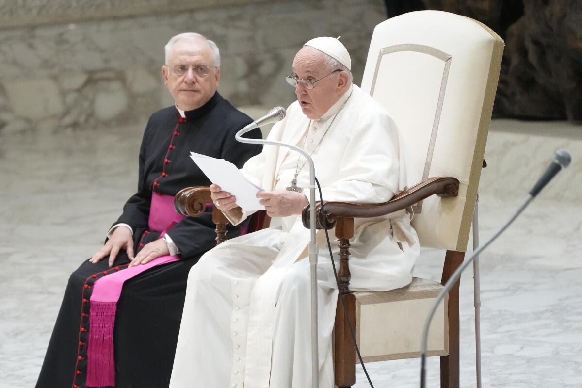 ARCHIVO - El papa Francisco lee su discurso durante la audiencia general semanal 