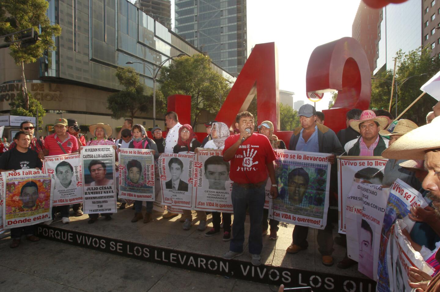 Padres de los 43 estudiantes de la Normal Rural "Raúl Isidro Burgos " de Ayotzinapa, protestan en Ciudad de México al cumplirse 29 meses de la desaparición de sus hijos...