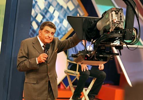 After wrapping up another marathon show, Don Francisco bids the audience goodbye.
