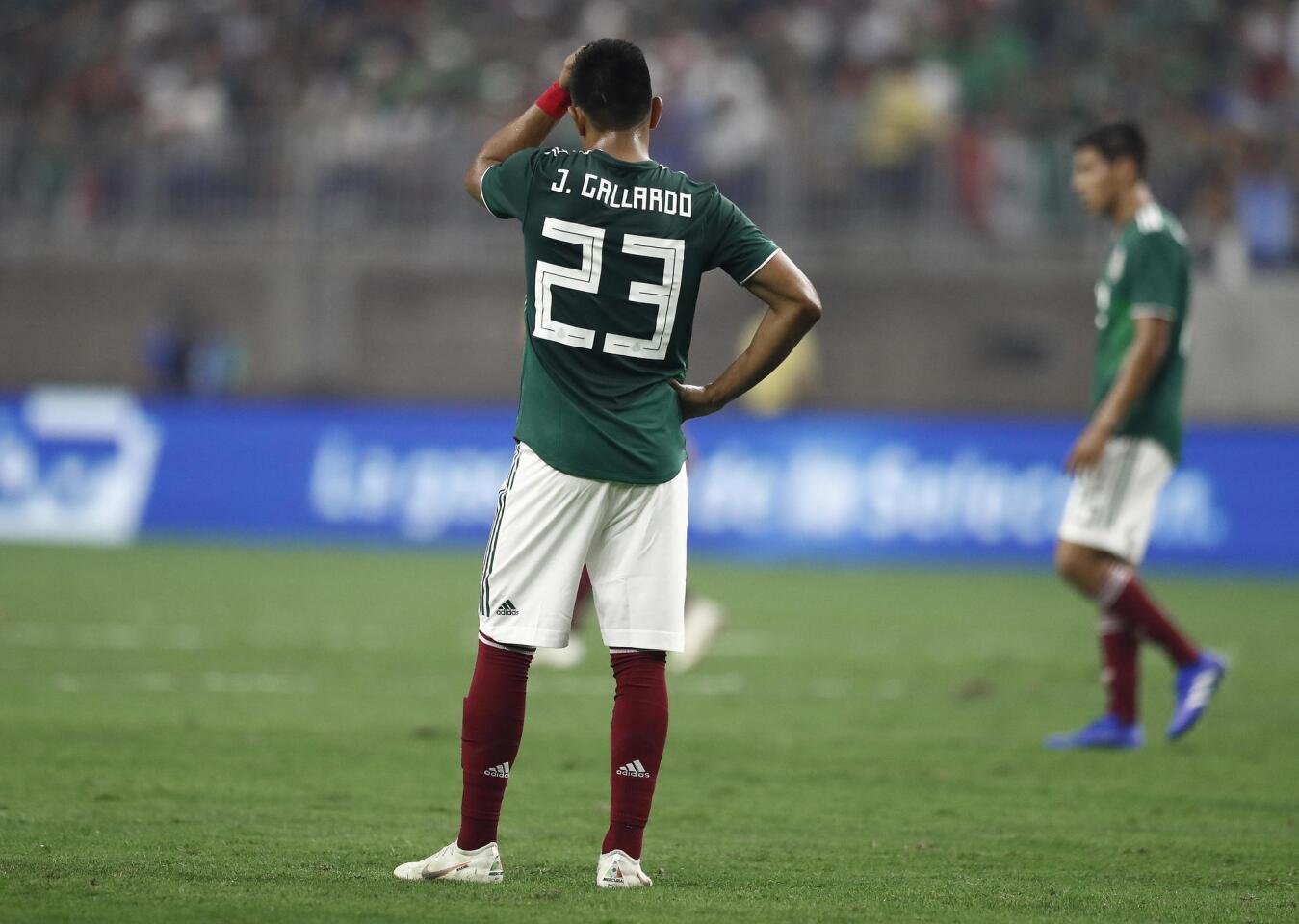 LWS113. Houston (United States), 07/09/2018.- Mexico player Jesus Gallardo stands in the middle of the field after a goal by Uruguay in the first half of the friendly soccer match between Mexico and Uruguay at NRG Stadium in Houston,Texas, USA, 07 September 2018. (Futbol, Amistoso, Estados Unidos) EFE/EPA/LARRY W. SMITH ** Usable by HOY and SD Only **