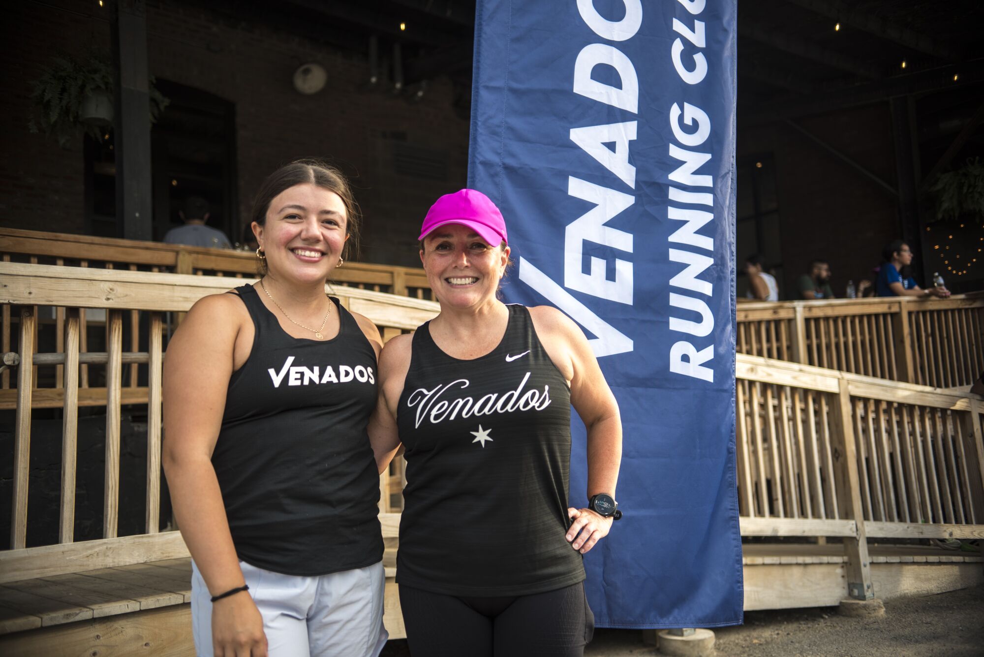 Deux femmes posent pour une photo