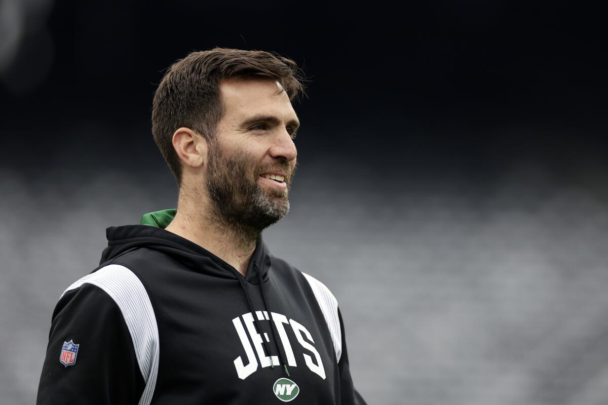 FILE - New York Jets quarterback Joe Flacco (19) warms up before an NFL football game against the Chicago Bears, Sunday, Nov. 27, 2022, in East Rutherford, N.J. Free agent quarterback Joe Flacco signed Monday, Nov. 20, 2023, with the Cleveland Browns, giving them depth, experience and another viable starting option following Deshaun Watson's season-ending shoulder surgery.(AP Photo/Adam Hunger, File)