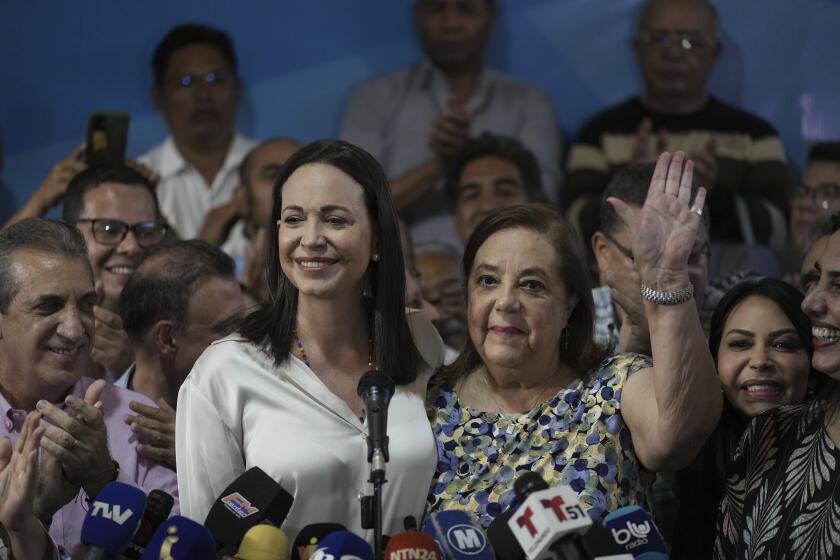 La líder opositora venezolana María Corina Machado en conferencia de prensa, acompaada por Corina Yoris, en Caracas, Venezuela, el viernes 22 de marzo de 2024. (AP Foto/Ariana Cubillos)