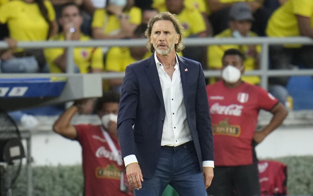 ARCHIVO - El técnico de Perú Ricardo Gareca observa el partido contra Colombia