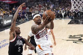 Bradley Beal, base de los Suns de Phoenix, dispara frente a Bones Hyland, de los Clippers de Los Ángeles, el miércoles 10 de abril de 2024 (AP Foto/Mark J. Terrill)