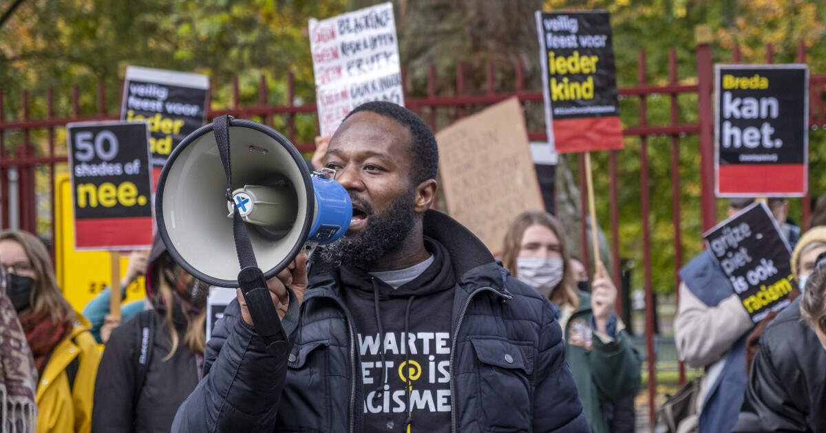 Antiracisme-activisten voeren een demonstratie tegen de Nederlandse “Black Pit”