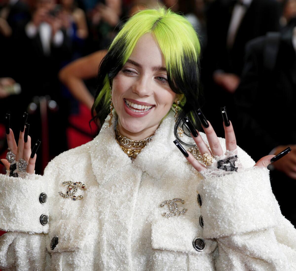 Billie Eilish llega a la ceremonia de los premios Oscar el domingo 9 de febrero del 2020 en el Teatro Dolby, en Los Angeles. (AP Foto/John Locher)