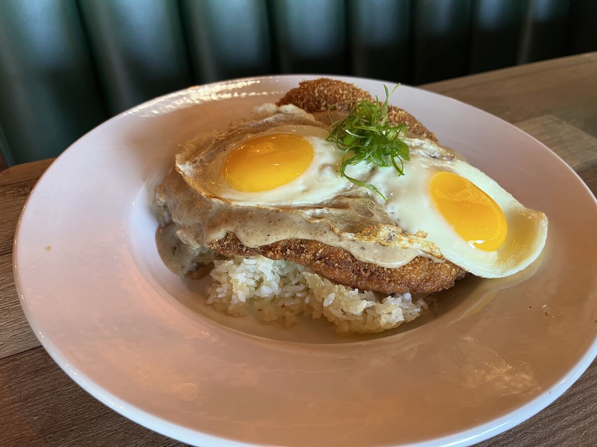 El plato loco moco en el restaurante Lime no Coconut en Chula Vista.