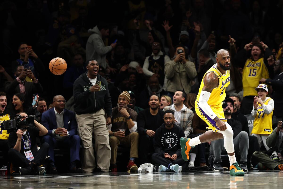 Austin Reaves, Lakers'ın Nets'i mağlup ettiği maçta 15 sayıyla geri döndü