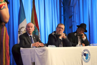 Los candidatos presidenciales guatemaltecos Edmond Mulet, izquierda