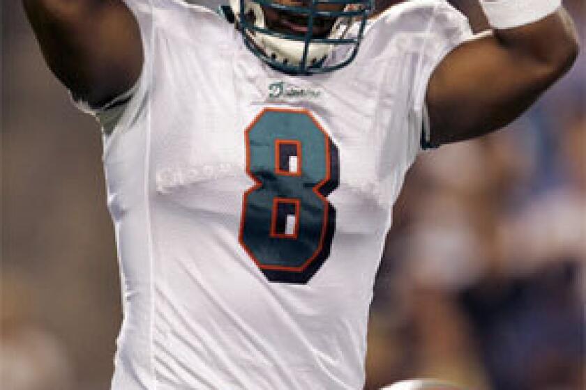 Daunte Culpepper plays quarterback for the Miami Dolphins in 2006.